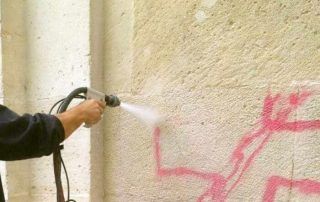 Cómo quitar un graffiti de una pared